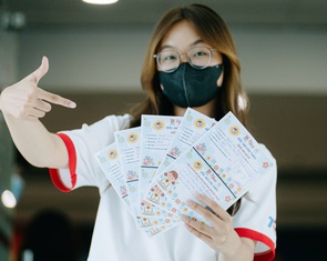 Sinh viên tình nguyện mong tận tay trao quà cho bệnh nhi ung thư