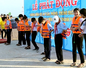 Huế tặng 2.000 áo phao để phòng chống đuối nước cho học sinh và người dân