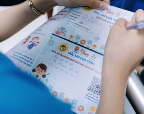 Chiến binh hoa mặt trời thích đồ chơi máy bay, robot biến hình