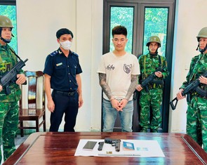 Bắt thanh niên mua súng ngắn và ma túy ở Lào đem về Việt Nam
