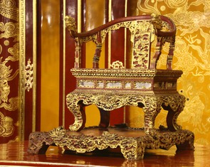 Ngai vàng triều Nguyễn đẹp và tinh xảo cỡ nào trước khi bị bẻ gãy?