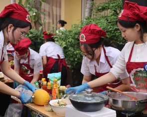 Đau đầu 'cuộc chiến' ngày hè: Cha mẹ sợ con quên bài, con chỉ muốn đi chơi