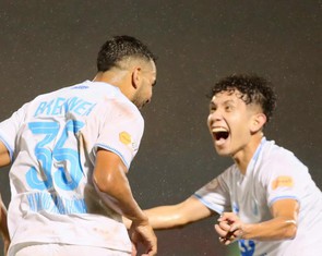 CLB Nam Định thắng SLNA 3-2 và chờ đăng quang