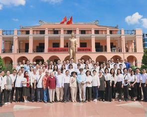115 văn nghệ sĩ TP.HCM dâng hương tưởng nhớ Chủ tịch Hồ Chí Minh