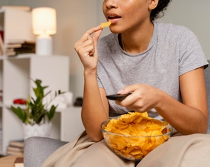Làm cách nào để ăn vặt mà vẫn giảm cân được?