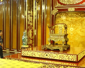 Ngai vàng triều Nguyễn làm bằng gỗ gì, sao dễ gãy vậy?