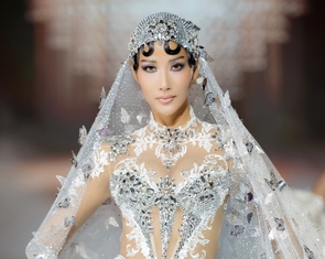Hoàng Thùy đẹp tựa nữ thần trong thiết kế của Chung Thanh Phong