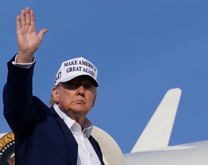 Ông Trump: Mỹ muốn sản xuất xe tăng chứ không phải áo thun hay giày dép