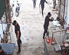 Vụ 7 người bịt mặt đập phá quán phở: 'Tấn công' nhà 2 người thân con nợ để gây áp lực