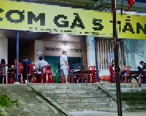 Vụ chủ quán cơm gà ở Bình Định cầm ghế đánh khách: Kết quả xác minh ban đầu của công an