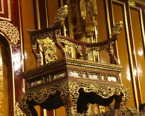 Huế đề xuất lập hội đồng khoa học để tìm cách sửa ngai vàng bị bẻ gãy