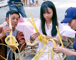 Tết Đoan ngọ, đến Thảo cầm viên chơi tò he, làm cào cào lá dừa