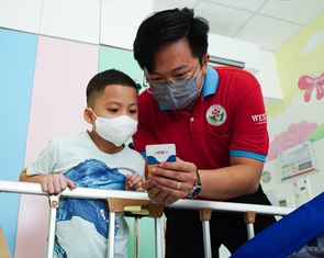 Bệnh nhi ung thư háo hức nhận đúng món quà mong ước dịp Tết Thiếu nhi