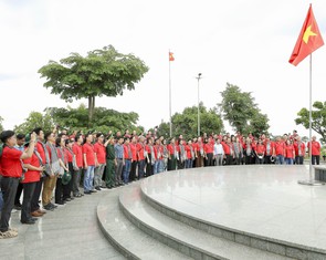 Thiêng liêng lễ chào cờ tại cửa khẩu Bờ Y