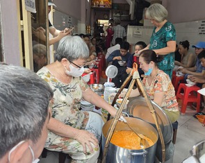 Bánh canh giò heo 'một giờ' sắp ngừng bán, thực khách vây kín quán