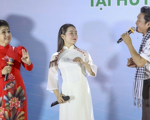 Người dân Gia Lai đội mưa xem nghệ sĩ TP.HCM biểu diễn