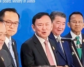 Ông Thaksin xuất hiện trước công chúng, dập tin đồn trốn khỏi Thái Lan