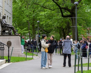 Việt Nam bình luận về thông tin Mỹ ngừng phỏng vấn visa du học