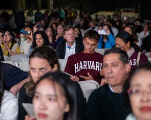 Sinh viên quốc tế tìm cách rời Harvard trước áp lực của ông Trump