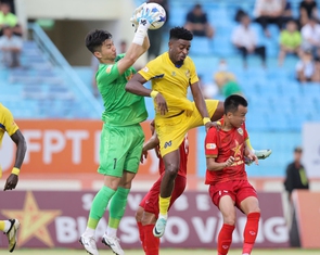 Đua trụ hạng V-League 2024 - 2025: Ai cứu, cứu ai?