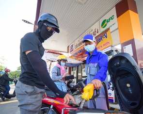 Giá xăng tăng nhẹ, giá dầu giảm