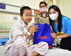 Nhận quà 'Ước mơ của Thúy', bệnh nhi ung thư vui mừng nói lời cảm ơn