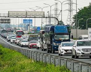 Dòng xe gần 7km ùn ùn vào Hà Nội dù chưa hết nghỉ lễ, đi từ giữa trưa cũng không thoát tắc đường