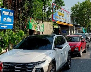 Dòng xe đi chơi lễ đổ về khiến quốc lộ 1 qua cầu Gianh tắc nghẽn