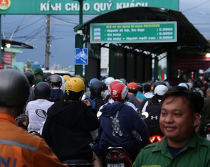Đường vào phà Cát Lái ùn ứ, nhân viên bán vé từ xa để giảm áp lực