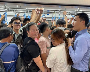 Metro chật người dịp lễ, không khí mới cho một thói quen cũ