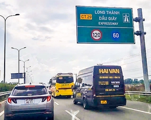 Ùn ứ xe trở lại TP.HCM sau lễ, cao tốc Phan Thiết - Dầu Giây phải đóng - mở liên tục