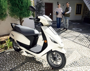 Xe máy điện Suzuki e-Address sắp đến Việt Nam: 87km/sạc, giá quy đổi từ 36 triệu đồng
