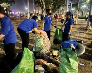 Lượng rác giảm, người nhặt rác tăng sau đêm khai mạc lễ hội pháo hoa