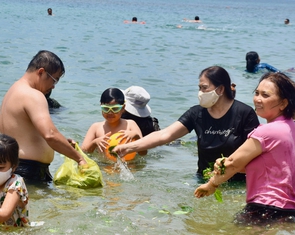 Mang lá 'xả xui' ùa xuống biển tắm giữa trưa Tết Đoan ngọ