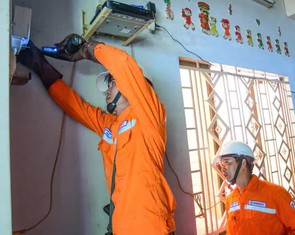 Giảm bậc thang điện sinh hoạt xuống còn 5 với mức giá cao nhất gần 4.000 đồng mỗi kWh