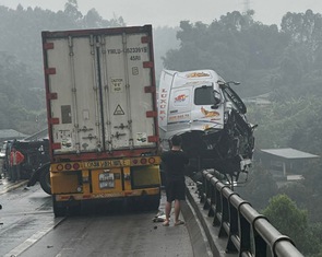 3 ô tô tông liên hoàn trên cao tốc 2 làn, đầu xe container lơ lửng trên thành cầu