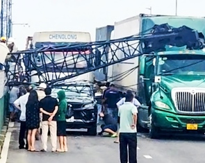 Xe cẩu công trình ngã đè xe container và ô tô trên đường Võ Chí Công