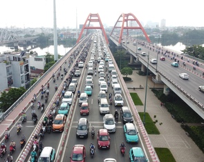 Người dân TP.HCM hối hả đi làm sau lễ, giao thông đường Phạm Văn Đồng, quốc lộ 13 kẹt cứng