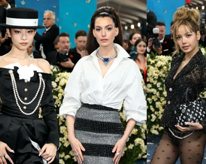 Lisa, Jennie BlackPink, Anne Hathaway và loạt ngôi sao đổ bộ bữa tiệc thời trang Met Gala 2025