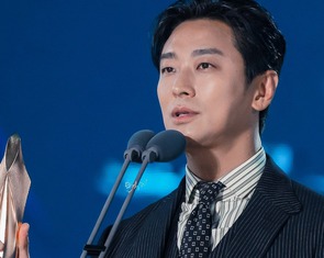 Joo Ji Hoon tái sinh từ bê bối chất cấm, thành thị đế Baeksang