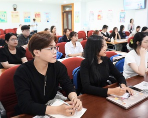 Sinh viên Trường đại học Quản lý và Công nghệ TP.HCM  bắt đầu học tại báo Tuổi Trẻ