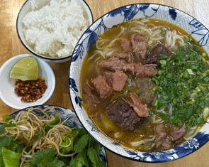 Ăn canh cá cơm lá me đất, bún xáo bò cơm nguội và cà pháo trắng giòn quán Mệ Nhơn