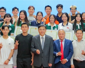 Có thể tuyên dương sinh viên nhường chỗ ngồi cho cựu chiến binh thay vì tặng bằng khen