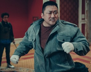 'Nắm đấm' Ma Dong Seok trở lại rạp Việt với Đêm thánh: Đội săn quỷ