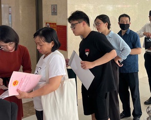 Đông nghịt người Hà Nội lại xếp hàng từ 4h sáng để chờ làm thủ tục hành chính, vì sao?