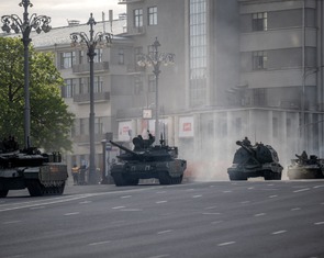 Nga và Ukraine tiếp tục tố nhau không kích ngay trước lễ duyệt binh
