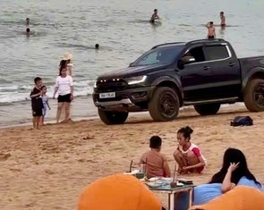 Xe bán tải vô tư phóng trên bãi biển Tuy Hòa, Quy Nhơn lúc đông người tắm biển