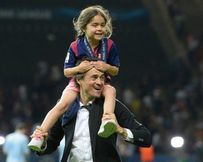Làng bóng đá thổn thức trước hình ảnh con gái HLV Luis Enrique