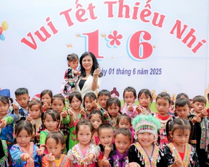 Phu nhân Ngô Phương Ly và Tết thiếu nhi đặc biệt ở vùng biên