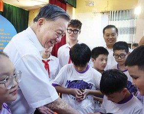 Tổng Bí thư Tô Lâm thăm, tặng quà học sinh trường Nguyễn Đình Chiểu và Xã Đàn